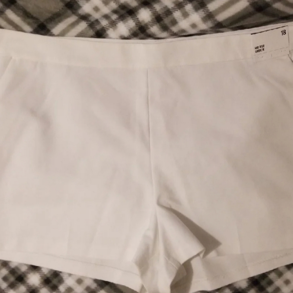 Express Mid Rise Plus Size Shorts - Picture 3 of 10